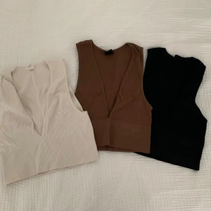 Toppar  - 3-pack toppar från Urban Outfitters i Josie modellen. Den bruna är i storlek S och vita/svarta toppen i storlek M. Säljer alla för 250kr inklusive frakt 📦 