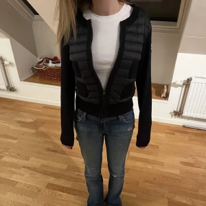 Svart cardigan jacka från Moncler S - Säljer min Moncler cardigan i storlek S. Köpt ny för ca 3 månader sedan – kvitto och tags finns kvar! I mycket bra skick, utan några defekter❣️kan gå ner i pris vid snabbkaffär