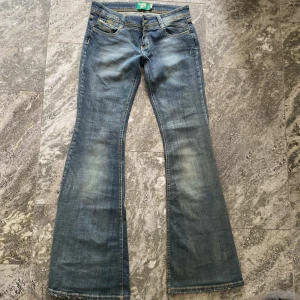 Blå bootcut jeans från Vintage Berska Denim - Supersnygga lågmidjade bootcut jeans från berska denim🙏💗 säljer då de tyvärr inte passar mig längre. De är i storlek 28 med midjemåttet är 39 cm rakt över och innerbenslängden är 84cm😚💗💗 det är bara att skriva ifall ni har några frågor😚