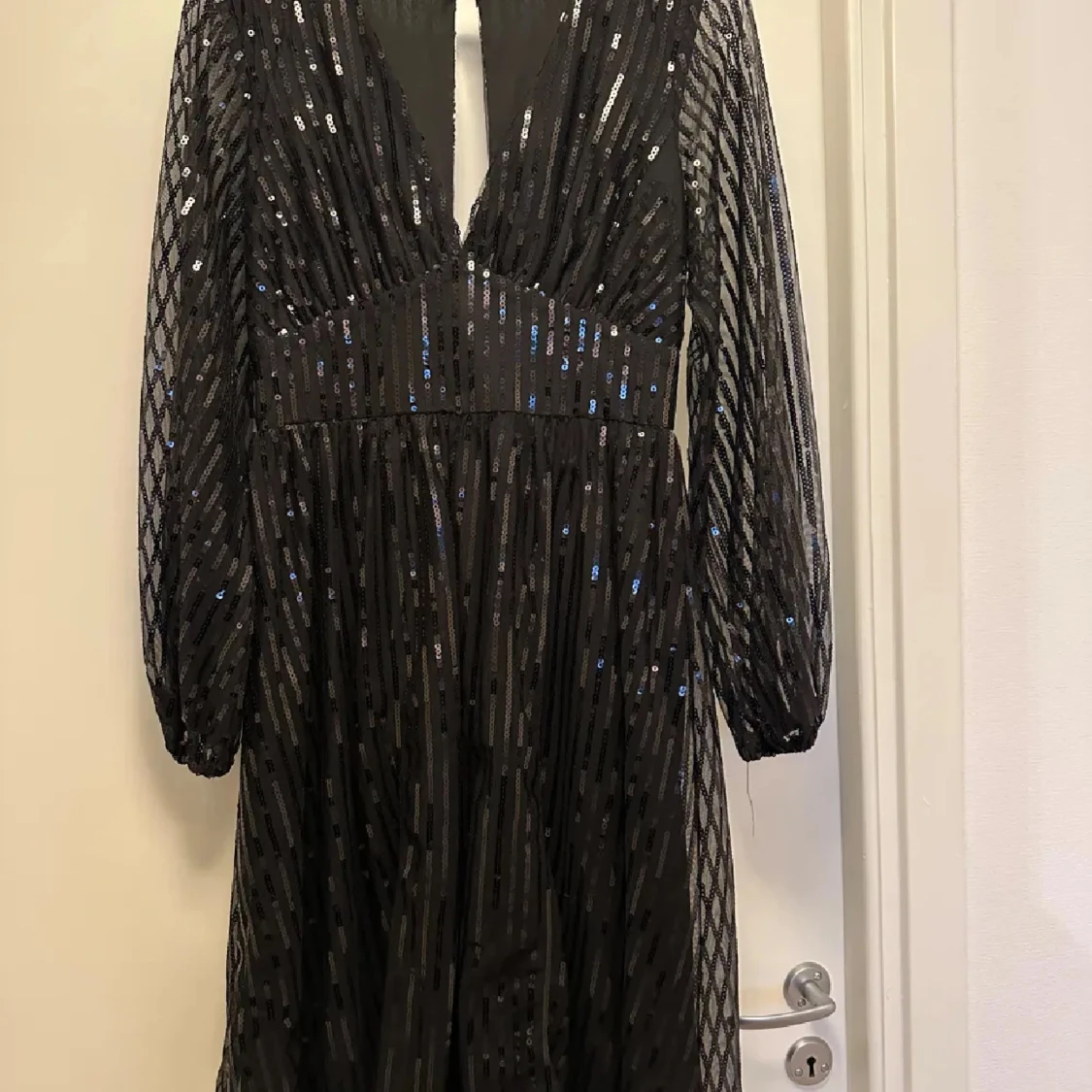 Svart glittrig långklänning från NLY Eve