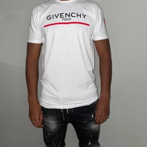 Givenchy paris t shirt storlek S - Storlek S. Helt ny. Fin replika med grym kvalitet. Pris: 450kr. Först till kvarn 