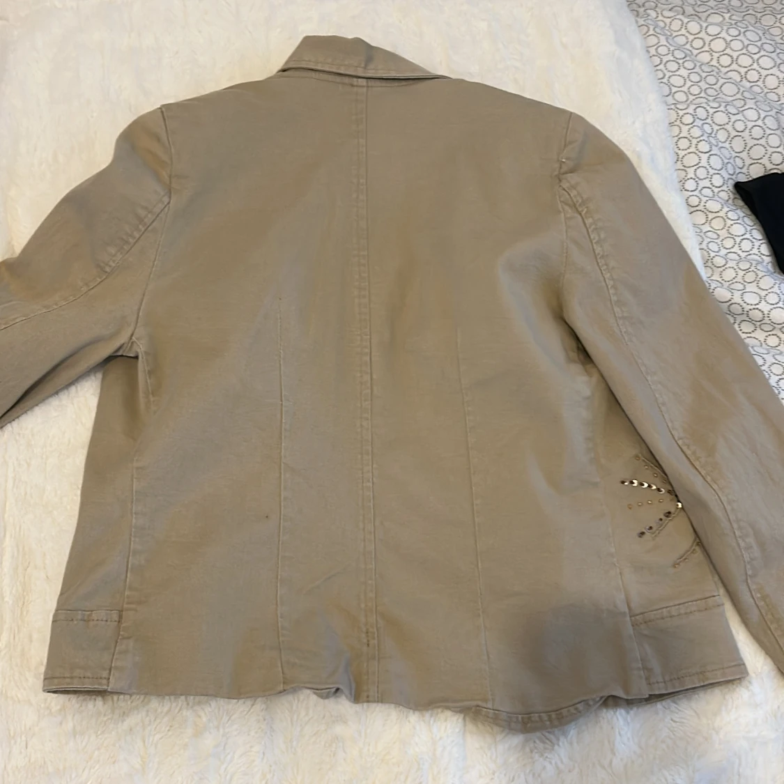 Beige kavajjacka med paljettdetaljer - 3