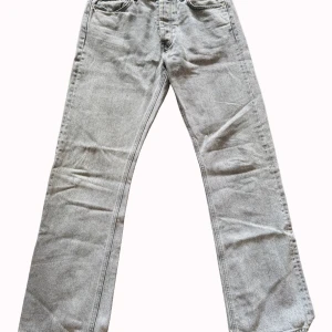 GRÅA  HOPE RUSH, 29" - Snygga grå Hope jeans. Har en insydd ficka som är sönder, men är i övrigt i fint skick. Nypris 2300kr, få dom för bara 399kr!💥💥