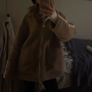 Beige teddyjacka  - Mysig och oversized beige teddyjacka med dragkedja framtill. Orginal pris 400 men pga fläcken sänks det! 💕💕
