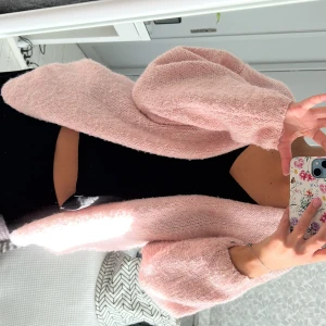 Ljusrosa stickad kofta från Lindex - Supermjuk och fluffig ljusrosa stickad kofta från Lindex. Koftan har en oversized passform med långa ärmar och är perfekt att slänga på sig för en mysig look!💖💖💖