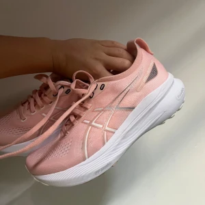 Ett par helt nya löparskor!! - Köptes för 3 dagar sen, nypris 2200kr  Men vi var lite för ivriga med att ta bort kvittot därav kan vi inte lämna tillbaka dom 🙈 Öppen för att diskutera pris!