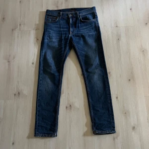 Nudie Jeans W32 L30 - Mörkblåa Nudie Jeans. Modell: Lean Dean slim passform. Storlek: W32 L30. 