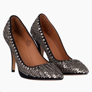 Svarta pumps, isabel marant x hm  - Snygga svarta pumps från hm & Isabel marant kollektionen från några år sedan! Väldigt sällsynta. Dem är använda men både klacken och skon är i bra skick med paljetterna som är lite slitna! Detta är mest en intressekoll så skriv till mig innan ni trycker på ”köp”. De står storlek 39 men de är mer som storlek 38!