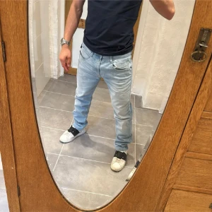 Replay jeans  - Säljer nu dessa Replay jeansen i modellen Anbbas (slim fit) jeansen är i mycket bra skick. Storlek W33 L32. Priset inte hugget i Sten skriv vid frågor eller funderingar 
