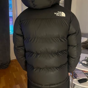 The North Face jacka 550 - Hej säljer nu min the north face 550 jacka. Jackan är bra sick, 7/10.  Det är storlek S men passar även M han på bilden är 180cm lång.