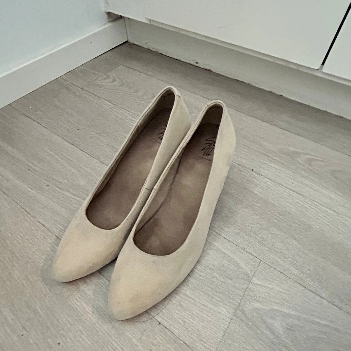 Beige mockapumps med klack - 1