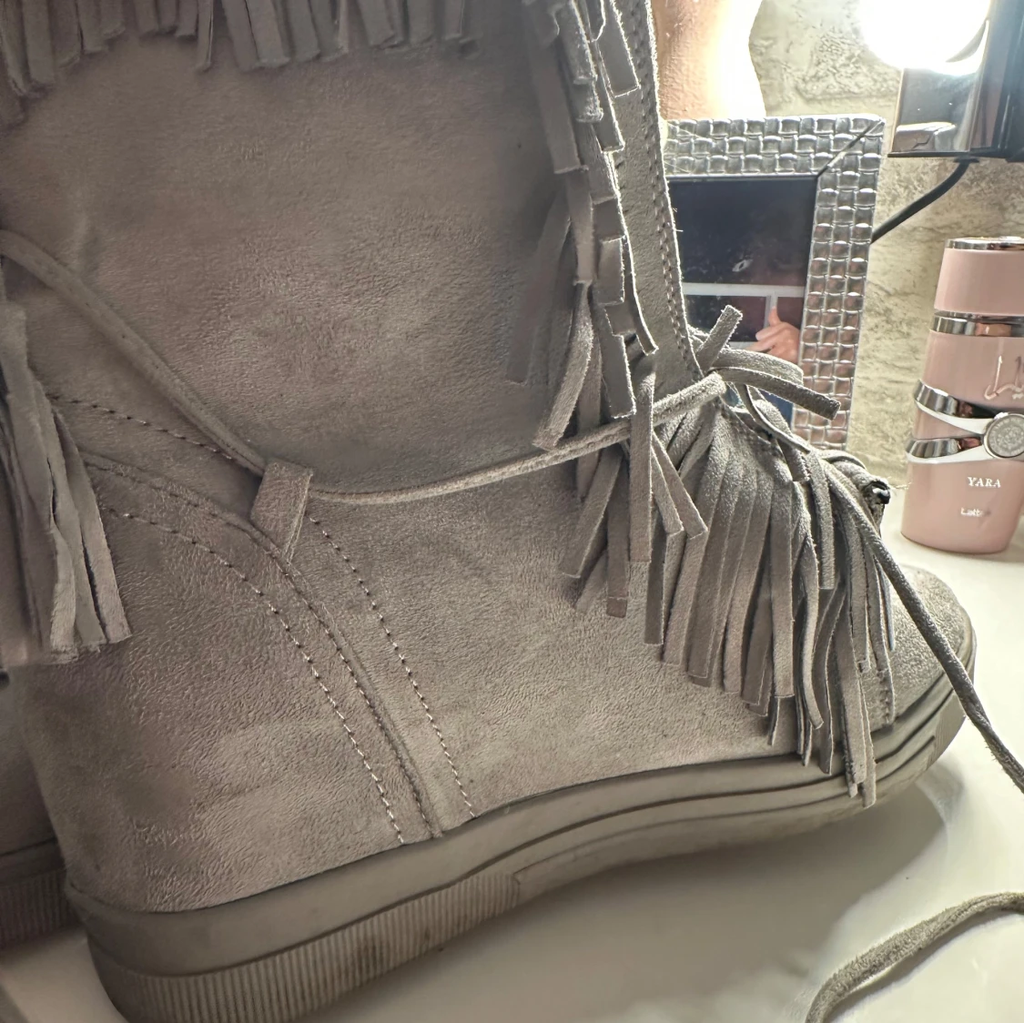 Grå mockaboots med fransar - 2