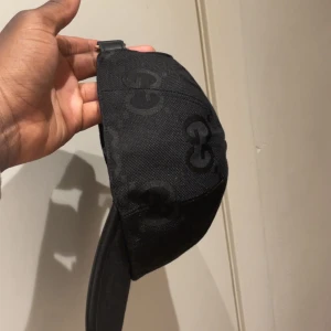 Svart keps från Gucci med GG-mönster - Skön svsrt jumbo Gucci keps. Kan sänka vid snabb äffar den använts 2 gånger 