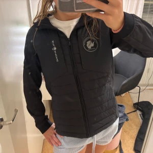 Svart Sail Racing jacka - Jätte fin jacka från sail racing, jätte fint skicka och är i stl 170. Bra till båda hösten och vintern eftersom att den är väldigt varm.🥰🥰pris kan såjlart diskuteras❤️