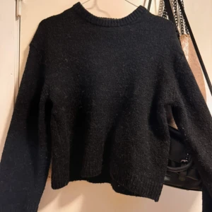 Stickad tröja - Jättefin svart stickad från Gina Tricot, använd få gånger, premium quality💓Lite nopprig men inte alls mycket