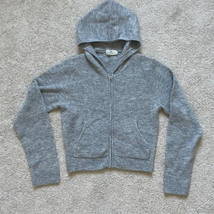 Stickad huvtröja - Så fin, använd ett fåtal gånger. Storlek 158/164 men passar definitivt XXS-S💓