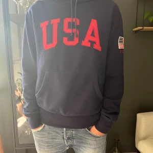 Ralph Lauren hoodie  - En väldigt snygg och unik Ralph lauren hoodie! Skick 8/10. Nypris 2399kr. Mitt pris 599kr! Skriv vid minsta fundering mvh Lysekilsgarderoben! 