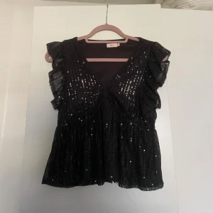 Svart glittrig topp  - Supersnygg tröja från nelly