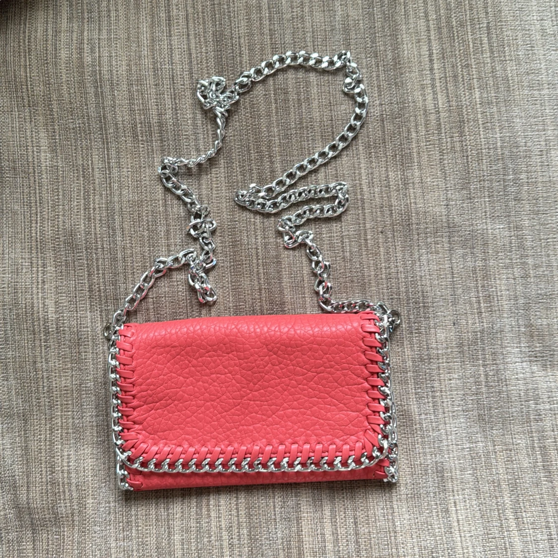 Rosa kuvertväska med kedjedetaljer från Tiamo - 4