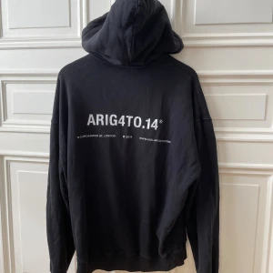 Arigato hoodie - Tja! Säljer min skitsnygga Arigato hoodie. Den är i mycket bra skick och nästan aldrig använd. Tveka inte på att höra av er vid frågor!