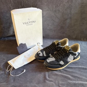 Valentino Garavani Rockrunner - Snygga Valentino Garavani Rockrunner i färgen marin blå, vit och svart i ett mycket bra skick utan defekter. Skick 9,5/10. Hör av er om ni har frågor eller funderingar❕