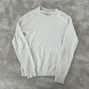 Vit merinotröja These Glory Days - Snygg beige tröja från These Glory Days i mjuk och tunn merinoull. Tröjan är in princip ny och har inga defekter