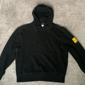 Svart Calvin Klein hoodie med luva - Svart hoodie från Calvin Klein. Nyskick och knappast använd. Säljer då den inte passar längre. Väldigt bekväm och chill. Skriv för fler frågor!