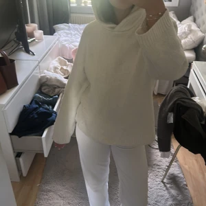 Vit stickad hoodie  - Vit stickad jätte snygg hoodie ifrån Bikbok, bra skick och hur nice som helst nu till hösten😇💕