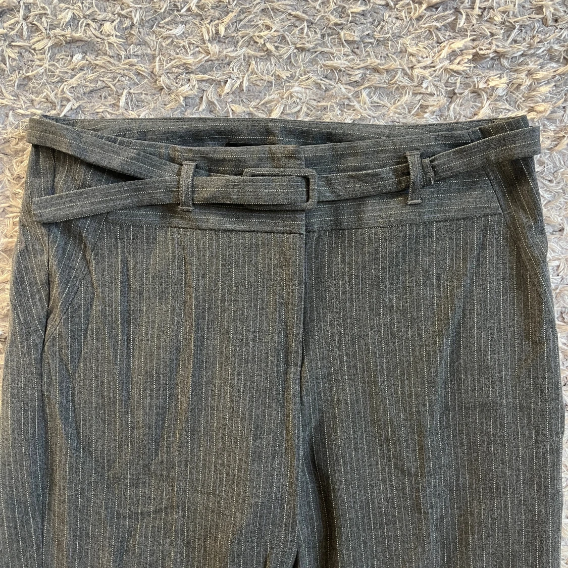 Grå randiga kostymbyxor med bälte - 1