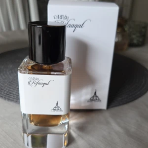 Rifaaqat Parus corner - Rifaqat Eau de Parfum från Paris Corner, 85 ml. För dig som gillar Babycat och kryddiga dofter. Doften är varm och kryddig med toppnoter av elemi, rosa och svartpeppar, hjärtnoter av saffran och olibanum samt basnoter av vanilj och cederträ. Har mognat så doften är mjuk och redo att användas.