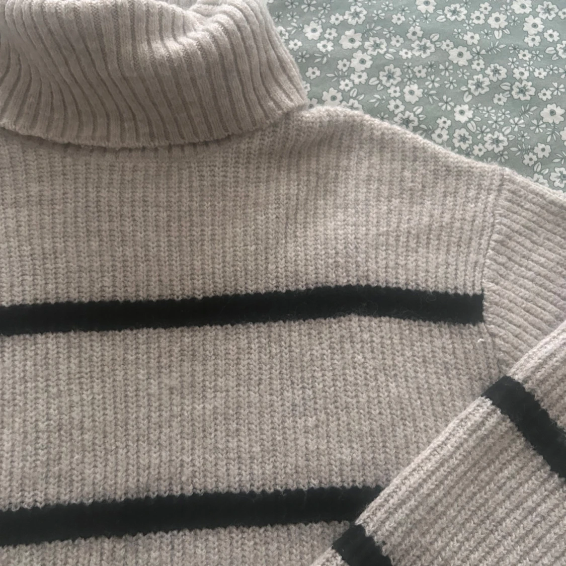 Beige randig stickad tröja - 1