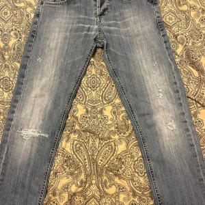 Dondup jeans  - Säljer ett par ljusblå dondup jeans med riktigt snygga slitningar, på grund av att dom inte längre passar, byxorna är i mycket bra skick och passar perfekt som dom ska. Kom med prisförslag.