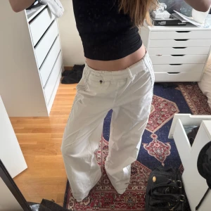 Vita/silvriga Adidasbyxor  - Skitsnygga vita wideleg adidas byxor med silvriga sträck. St xs/s. Jag e 166 men byxorna går att sprätta upp och bli längre ( sydde upp dem )