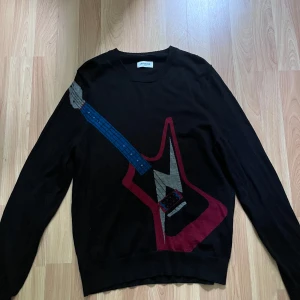 Zadig & Voltaire Stickad merinoull - Cool svart stickad tröja från Zadig & Voltaire i extrafine merinoull perfekt för dig som vill sticka ut, skick kanske 7/10 finns några hål (skriv för  bilder) Storlek S men ganska stretchigt material så passar nog S-M bäst, (pris kan diskuteras vid slapp affär) ny pris har jag för mig är runt 3700kr