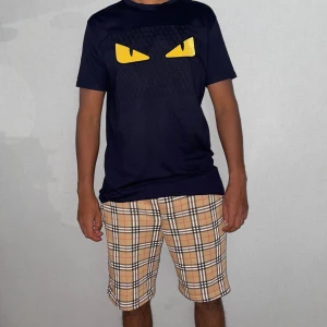 Outfit  - Storlek L på Fendi tröjan.helt ny.fin replika med grym kvalitet. Pris: 500kr. Burberry shortsen storlek S.helt nya. Fin replika med grym kvalitet. Pris: 900kr. Först till kvarn.modellen är 175cm väger ca 67 kg  OBS! Går att köpa separat 