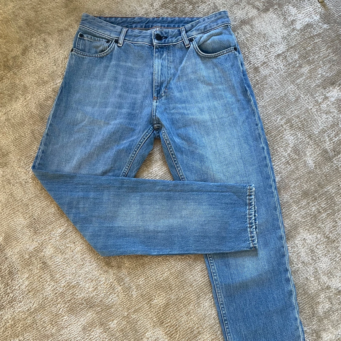 Blå jeans från Whyred, rak modell