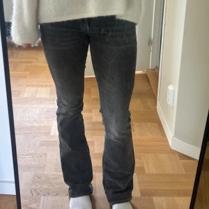 Svarta bootcut jeans med låg midja - Säljer då dem börjar bli försmå för mig. Dem är i bra skick då det är meningen att dem ska se lite slitna ut i färgen