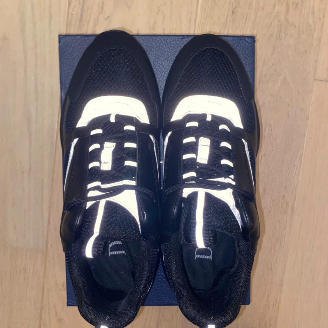 Svarta sneakers med reflexdetaljer