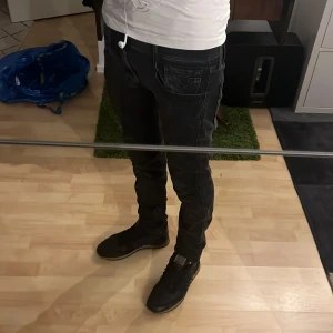 Svarta jeans från Replay - Snygga svarta Replay jeans med slim passform i storlek 28-32. Bra skick. Nypris 1800kr, mitt pris 500kr. Jeansen har ett litet hål som du kam se på bild 4a som inte kommer märkas av vid användning.                                  Öppen för frågor m.m 💫