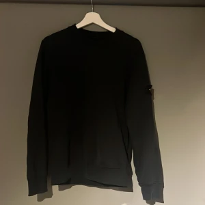  Stone Island sweatshirt - Tjena, säljer denna mörkblåa stone island tröjan. Den är i okej skick då den har ett litet hål på ena ärmen och slutet på ena ärmen är ihop sydd då det var ett hål där förut. 