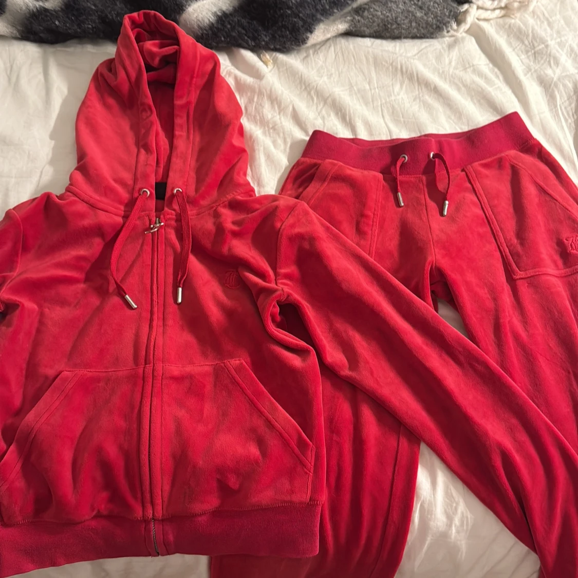 Röda mjukisbyxor i velour