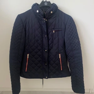 Zara Jacka - Unik jacka från Zara, i storlek L men skulle mer säja att den passar S/M. 