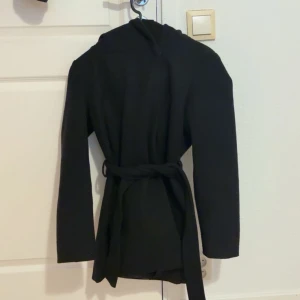 Svart kappa  - Fin varm kappa från new yorker i stl 38, passar mig som brukar ha xs-s. Den är använd men inte jättemycket så inga defekter osv. För fler bilder skriv privat, pris kan diskuteras💕