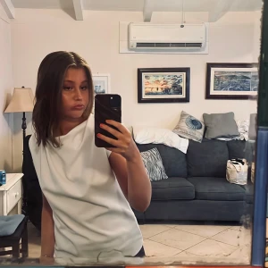 Vit topp - En jättefin vit topp! Storlek M. Har exakt likadan i svart om man också vill ha den 😆