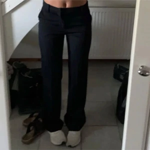 Svarta kostymbyxor från Lindex - Säljer ett par svarta kostymbyxor från Lindex, modell Fiona. Strl 34