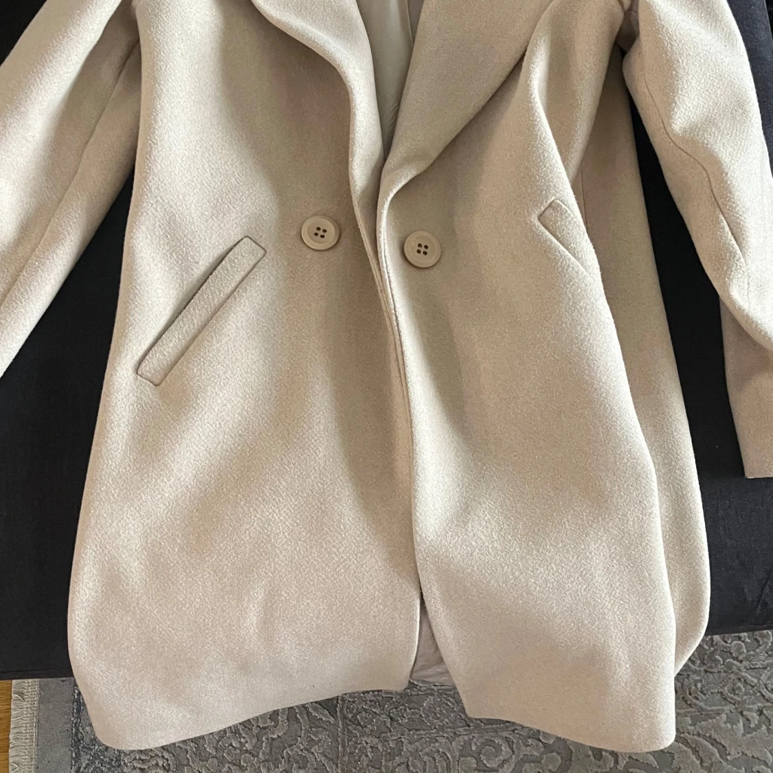 Beige kappa med knappar - 1