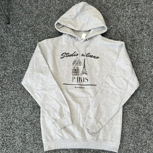 Studio Silvano hoodie - Studio Silvano hoodie! Size: small! Helt ny! Postar spårbart via postnord eller instabox samma dag som köp! Hör av dig vid frågor! 🙌Fast pris🤩