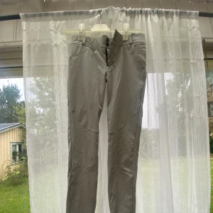 Beige träningsbyxor från ICANIWILL - Ett par beiga träningsbyxor med scrunch i rumpan. Sitter som lågmidjad. Passar S/M