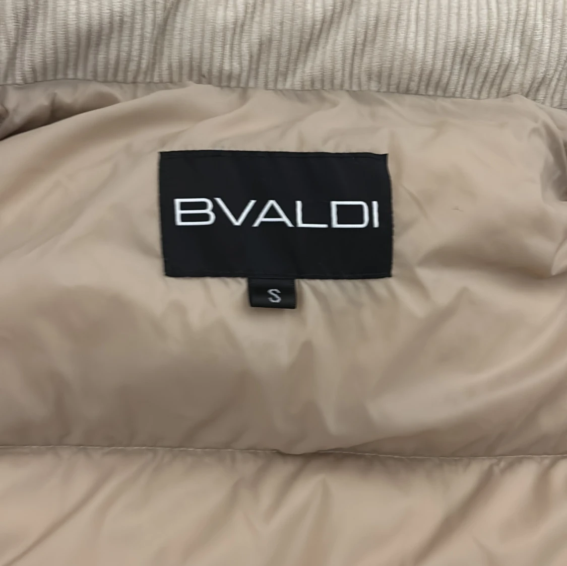 Beige dunväst från bvaldi med luva - 4