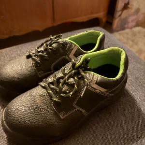 Svarta sneakers från Bluewear, stl 37 - Svarta arbetsskor från bluewear i storlek 37 med inbyggd stålhetta.